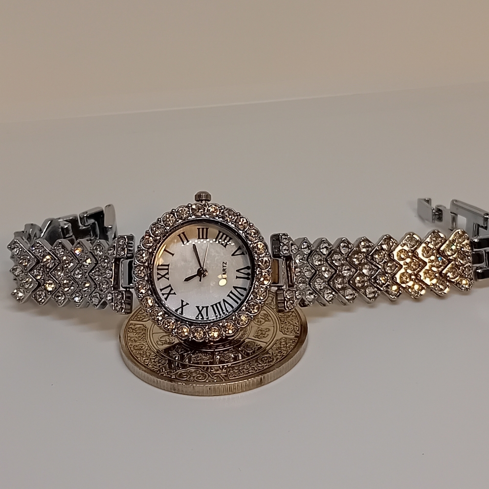 Elegant  fashion Silver color Women's Watch